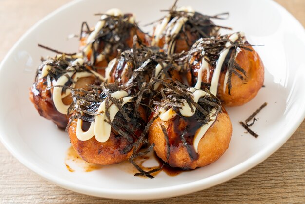 Takoyaki-Kugelknödel oder Oktopus-Kugeln - japanische Küche