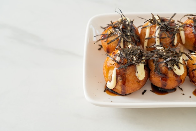 Takoyaki-Kugelknödel oder Oktopus-Kugeln - japanische Küche
