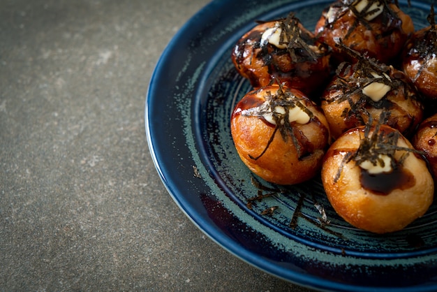 Takoyaki-Kugelknödel oder Oktopus-Kugeln - japanische Küche