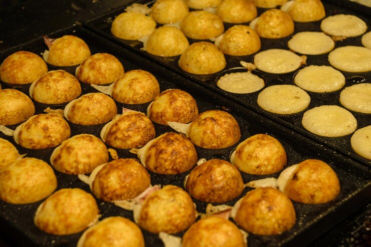 Takoyaki del mercado y del bazar tradicionales de la comida en Tailandia