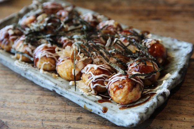 Takoyaki sobre fondo de madera