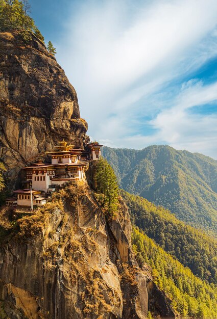 Foto taktshang goemba-tiger nisten im kloster von bhutan