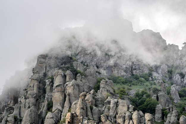 Tal der Geister mit tief liegenden Wolken Krim Russland