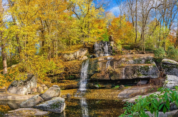 Tal der Riesen und Wasserfall im Sofievsky Arboretum oder Sofiyivsky Park in Uman, Ukraine, an einem sonnigen Herbsttag