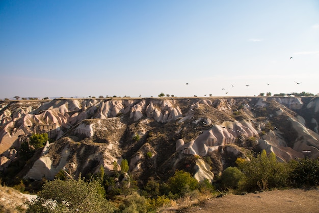 Tal der Tauben Panoramablick nahe Uchisar Burg im Sonnenaufgang, Kappadokien, Türkei. Hochwertiges Foto