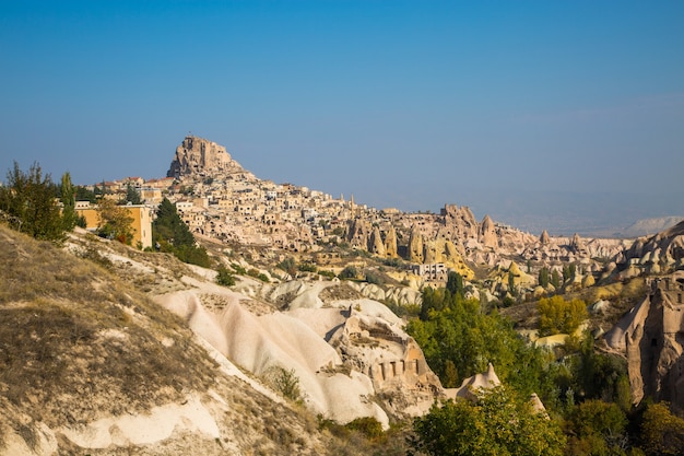 Tal der Tauben Panoramablick nahe Uchisar Burg im Sonnenaufgang, Kappadokien, Türkei. Hochwertiges Foto