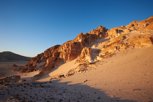 Tal in der Sinai-Wüste mit Bergen