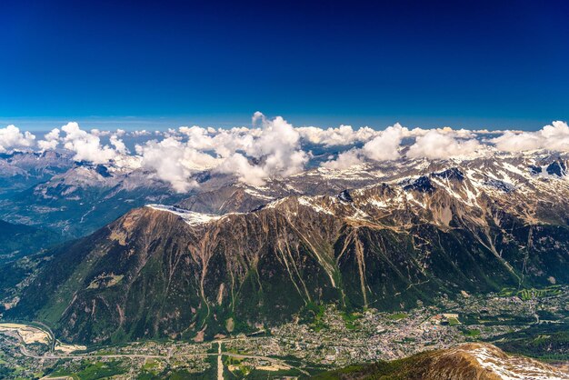 Tal mit Dörfern zwischen schneebedeckten Bergen Chamonix Mont Blan