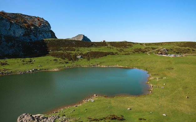 Tal mit See zwischen Bergen