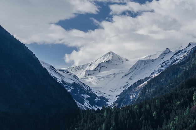 Tal und hohe Berge