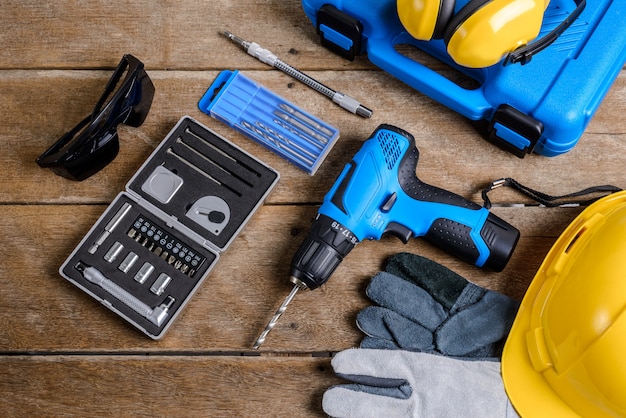 Taladro y conjunto de taladro, herramientas, carpintero y seguridad, equipos de protección.
