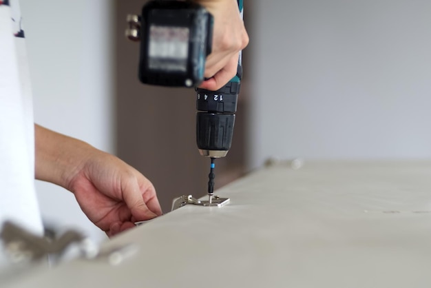 Un taladro electrónico está trabajando en una mesa de madera.