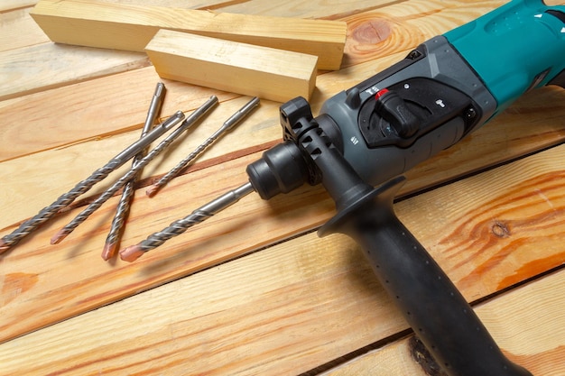 Foto taladro percutor eléctrico se encuentra sobre una mesa de madera