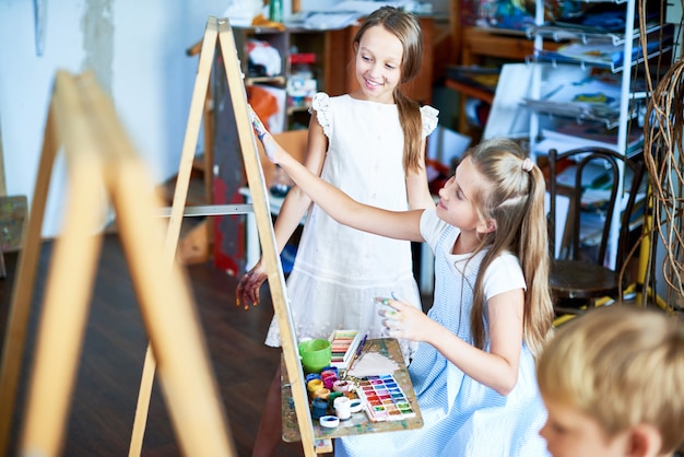 Talentierte kleine Mädchen in der Kunstschule