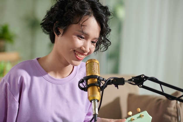 Talentiertes Mädchen, das im Mikrofon singt