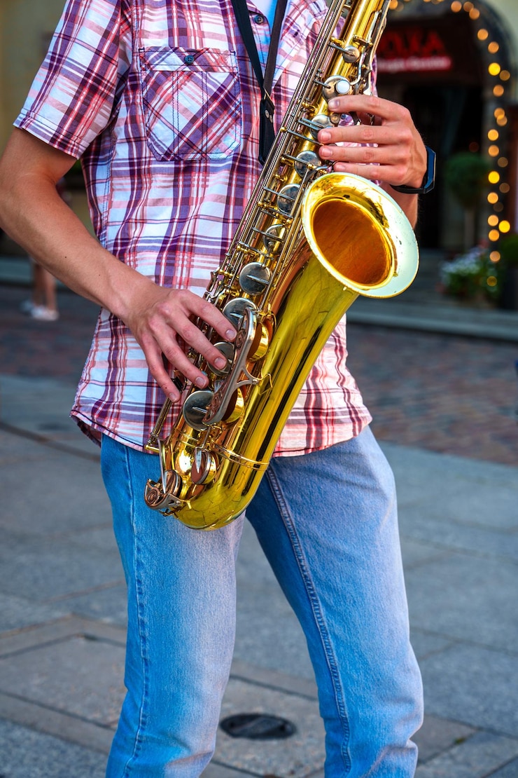 Foto un talentoso saxofonista entreteniendo a los transeúntes con melodías conmovedoras en una concurrida esquina de la ciudad