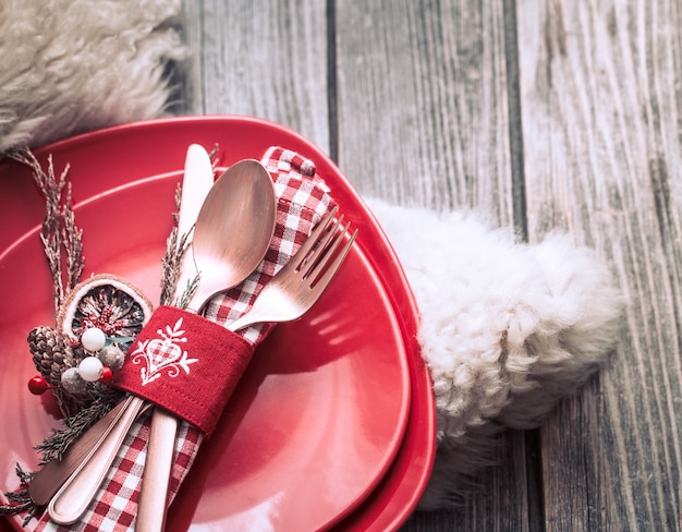 Talheres de jantar de Natal com decoração em uma mesa de madeira