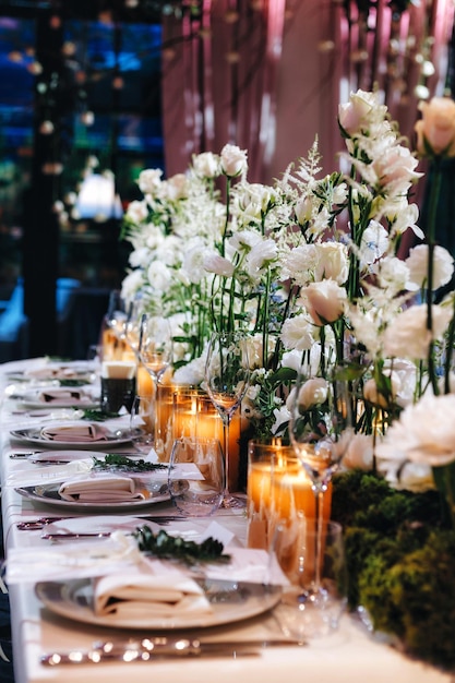 Foto talheres e copos com faca garfo de flores servida no jantar em restaurante com interior aconchegante