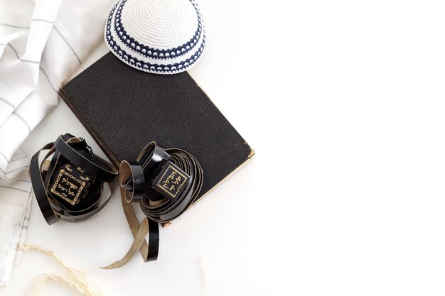 Talit y tefilín y sombrero judío Kippah yarmulke sobre fondo blanco