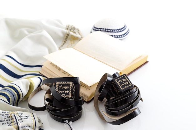 Talit y tefilín y sombrero judío Kippah yarmulke sobre fondo blanco