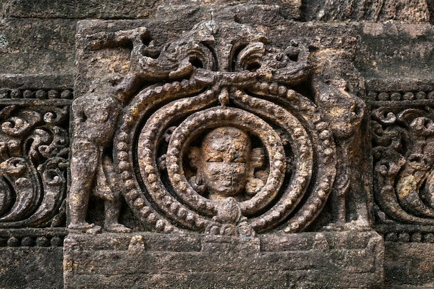 Foto talla fina de esculturas konark sun temple en india