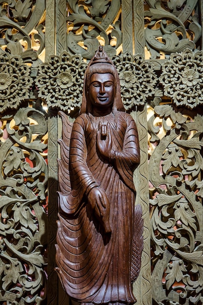 Talla de madera Guan Yin