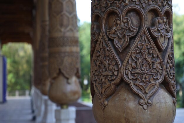 Talla de madera en la mezquita primer plano de la foto con enfoque suave