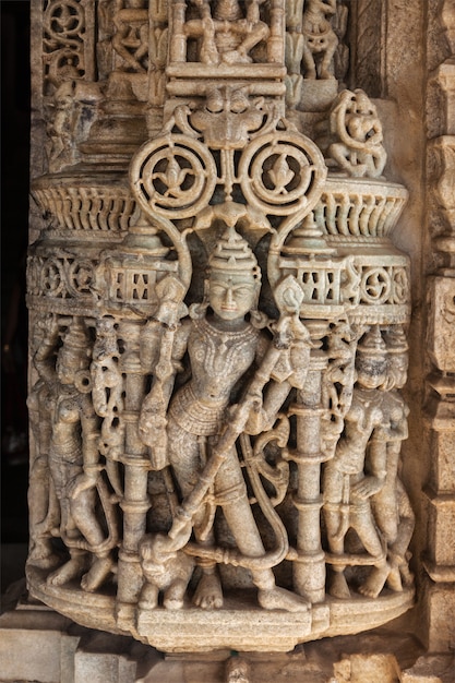 Talla de piedra en el templo de Ranakpur, Rajasthan