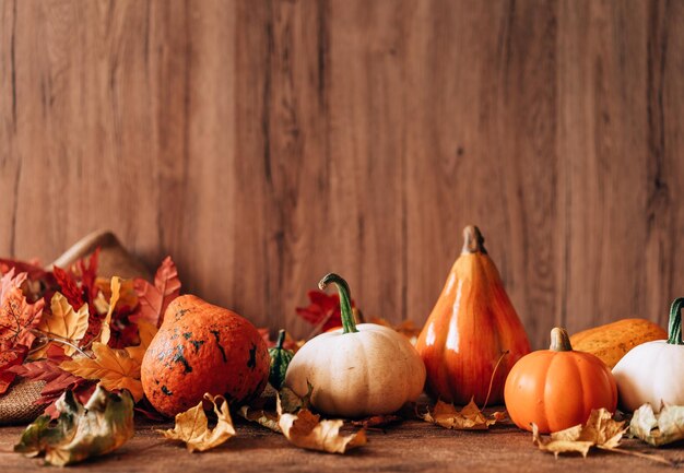 Foto tallando calabaza en la habitación.