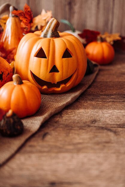 Foto tallando calabaza en la habitación.