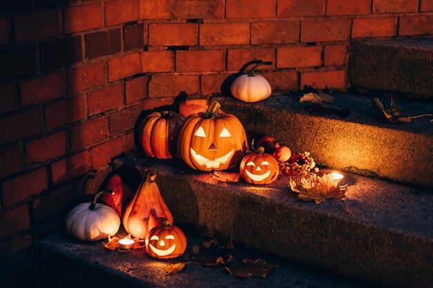 Tallando calabaza en la habitación.