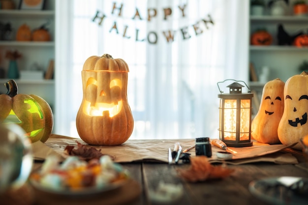 Tallando calabaza en la mesa en casa