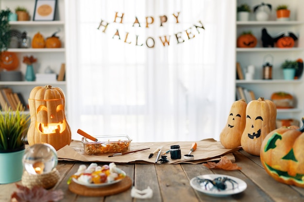 Tallando calabaza en la mesa en casa