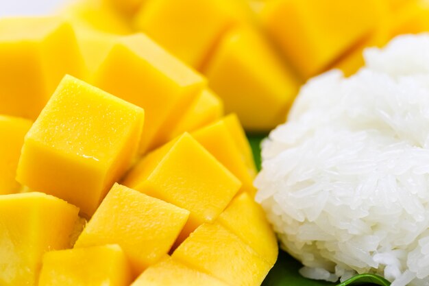 tallar hermoso mango amarillo con arroz pegajoso