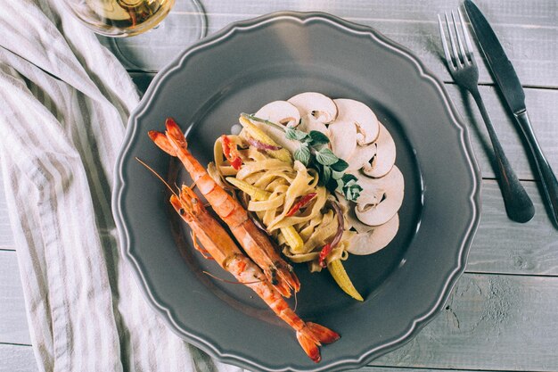 Tallarines con espaguetis de camarones y champiñones