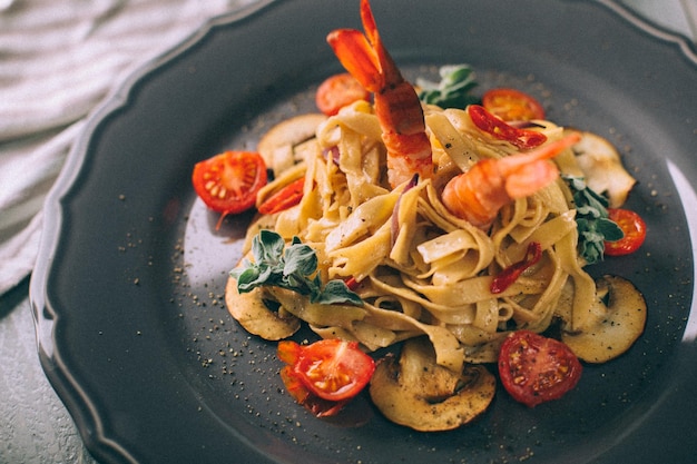 Tallarines con espaguetis de camarones y champiñones