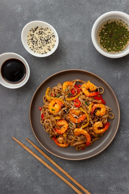 Tallarines con gambas, pimienta y salsa de soja.