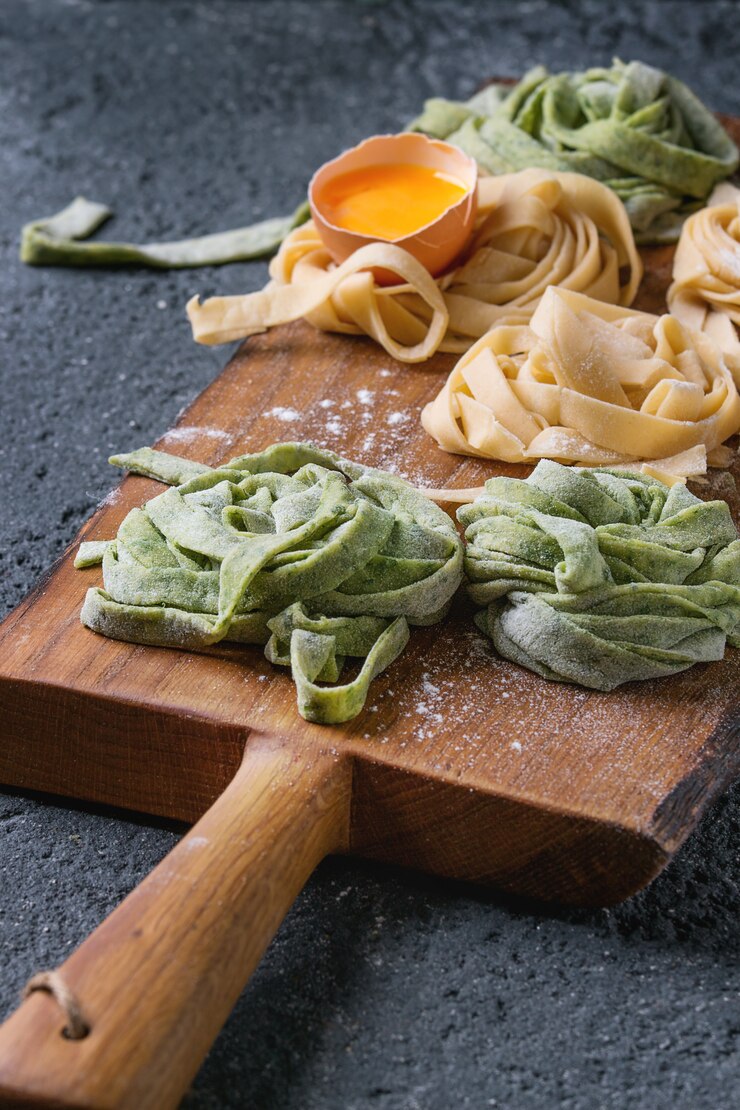 Foto tallarines de pasta casera fresca coloreada