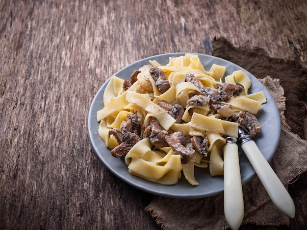 Tallarines De Pasta Con Champiñones