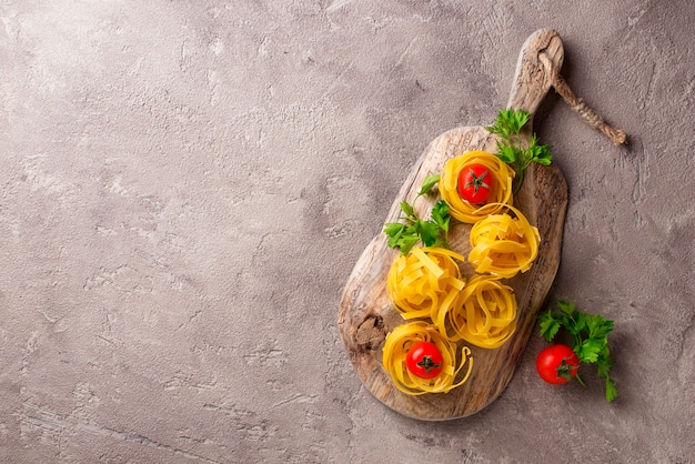 Tallarines de pasta cruda o fettuccine