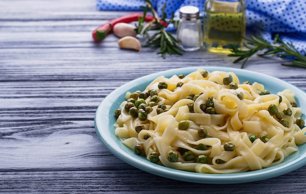 Tallarines De Pasta Con Guisantes Verdes