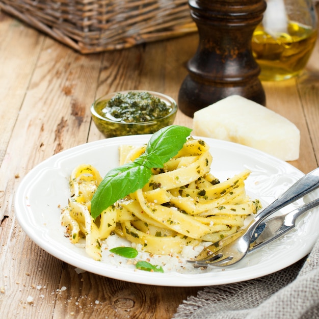 Tallarines de pasta con salsa de pesto y albahaca