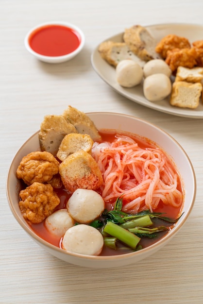 Tallarines pequeños de arroz con bolas de pescado y bolas de gambas en sopa rosa Yen Ta Four o Yen Ta Fo