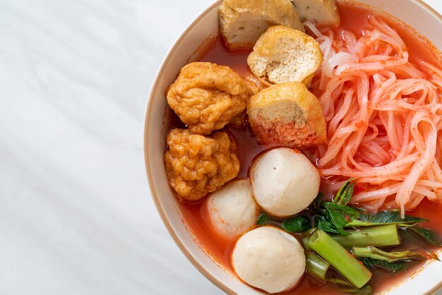 Tallarines pequeños de arroz con bolas de pescado y bolas de gambas en sopa rosa Yen Ta Four o Yen Ta Fo