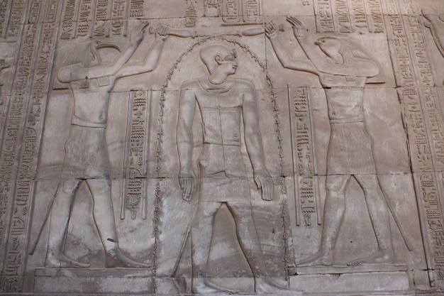 tallas egipcias antiguas en el templo de Kom Ombo en Asuán, Egipto