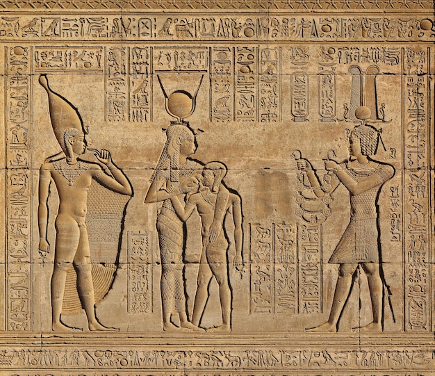 Tallas jeroglíficas en el antiguo templo egipcio