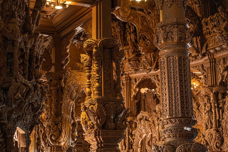 Tallas de madera budistas de Tailandia Interior del templo Santuario de la Verdad Pattaya Tailandia
