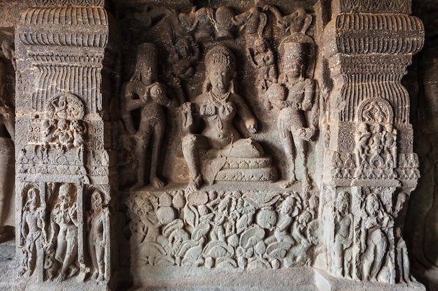 Tallas en relieve en Kailash Temple Ellora