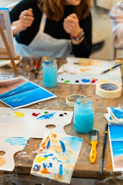 Foto taller de arte y vino clases de pintura para adultos