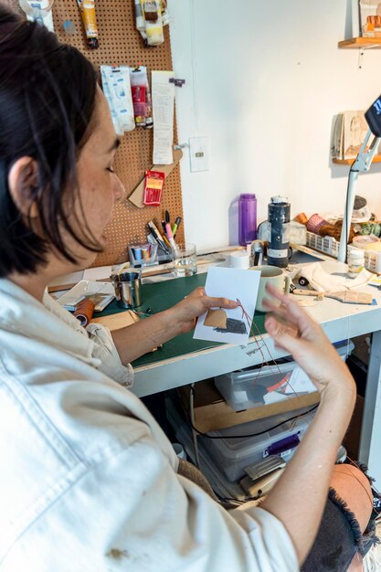 Taller de artistas Lienzo pinceles espátula sobre la mesa